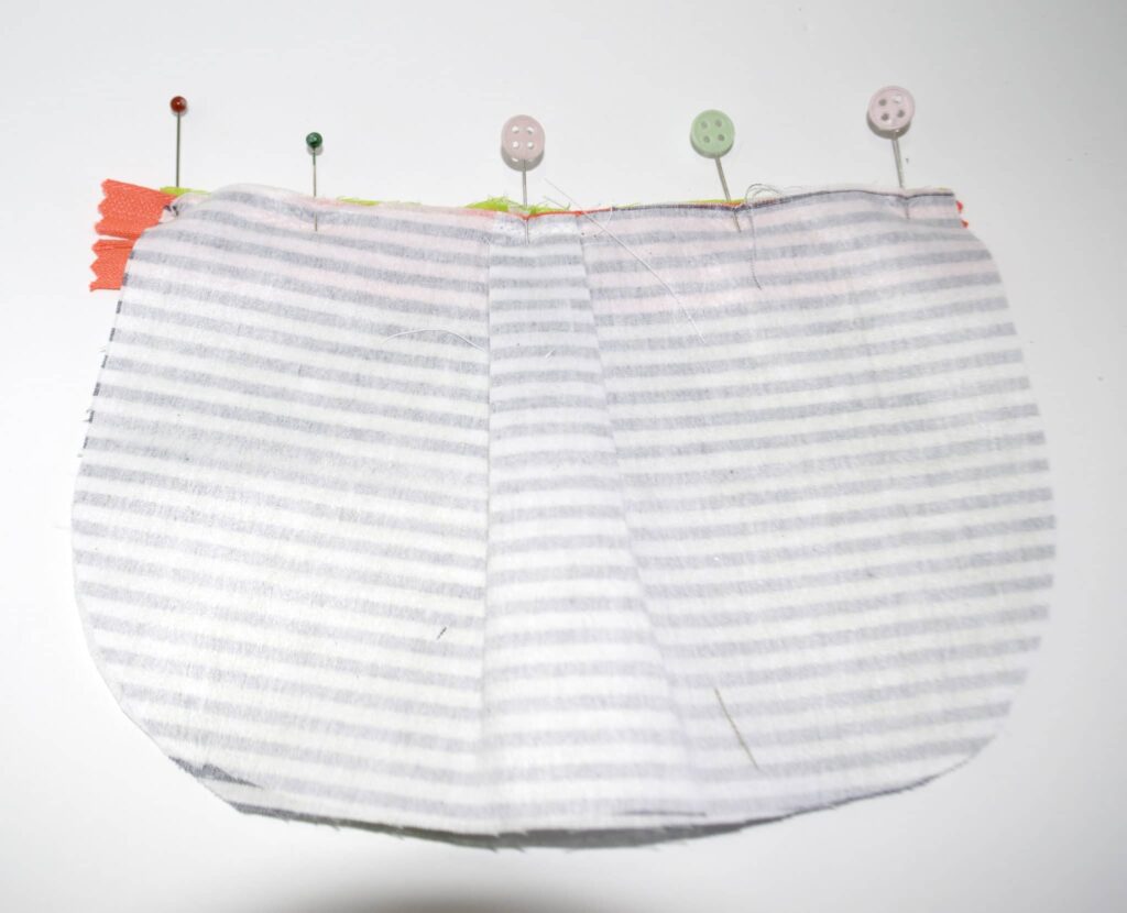 Sandwich the Zipper Between the Outer Fabric and the Lining DIY Pleated Makeup Bag