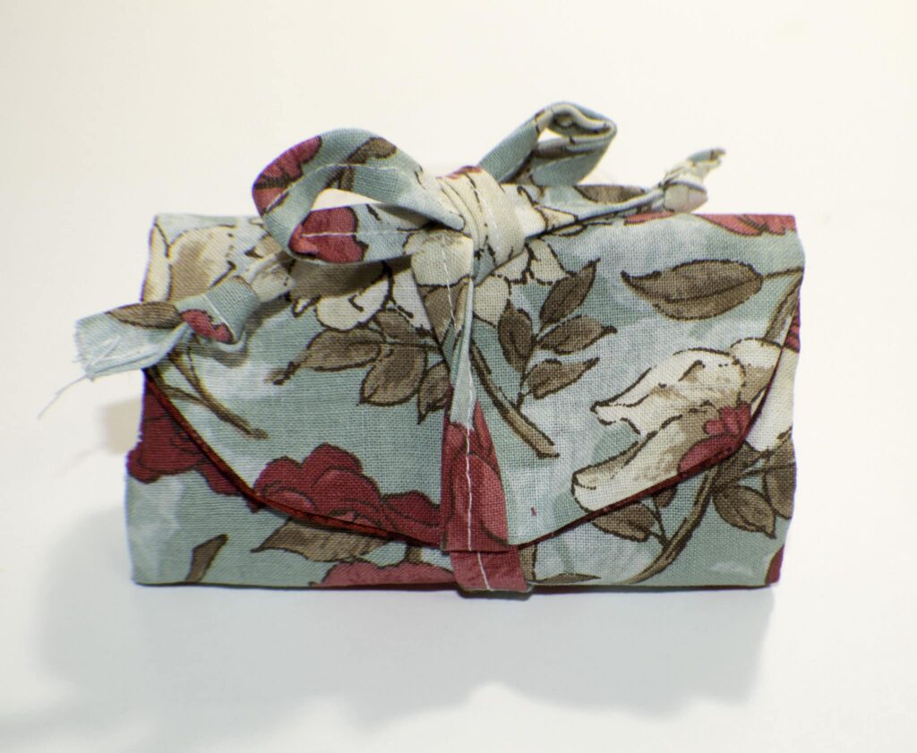 Roll up your Travel Sewing Kit How to make a travel sewing kit