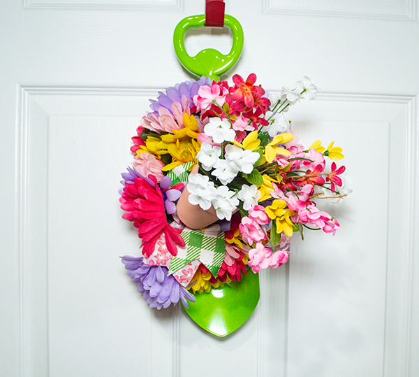 How to Make a fun summer shovel door hanger